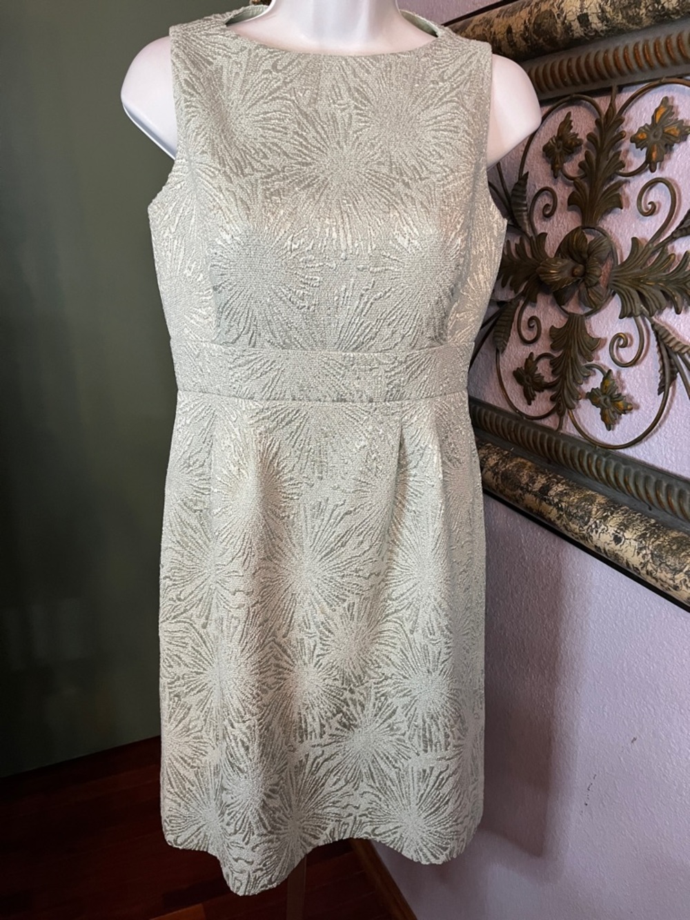 Tahari Light Green Textured Sleeveless Midi Dress with Shimmery Starburst Sz 4